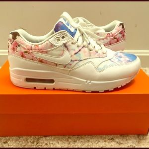 Nike woman sneakers size 7.5